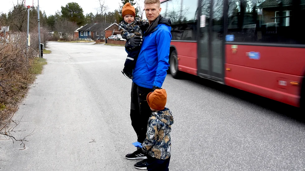 ”Många chaufförer håller hastighetsbegränsningarna och saktar in ännu mer om barn är i närheten. Men alldeles för många gör det inte, vilket svartmålar hela yrkeskåren”, konstaterar Peter Lundström 