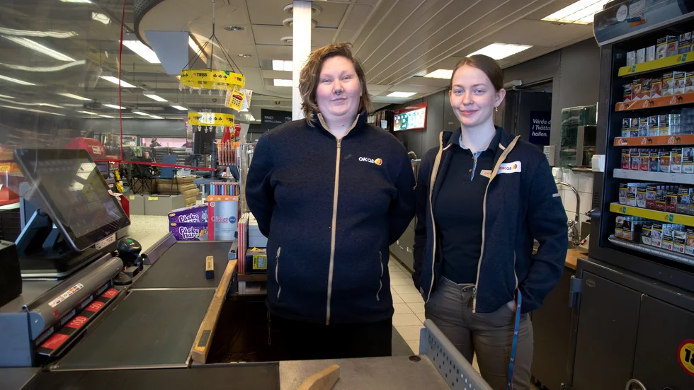 Butikssäljarna Elliott Eriksson och Elin Richardsson är nöjda över att OK Degeränget sålde mångmiljonvinsten.