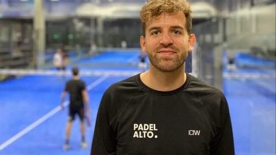 Filip Björne blir heltidsanställd inom nya favoritsporten padel. I slutet av maj flyttar Motalakillen till Madrid för att bevaka världstouren. På bilden ses Fernando Belasteguin i bakgrunden, världsetta i 16 år och världens genom tiderna bäste padelspelare.