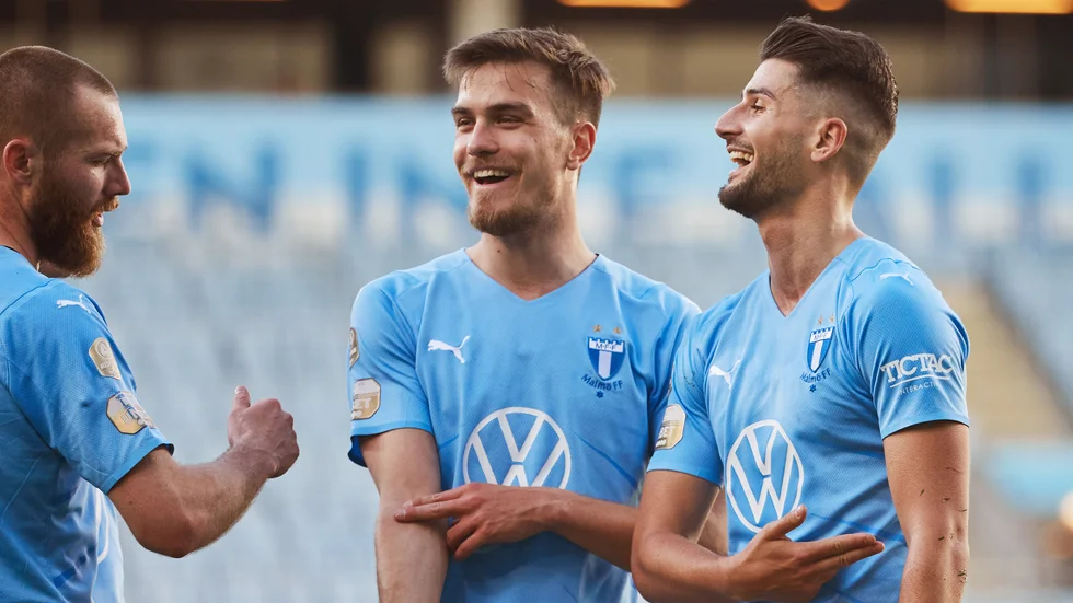 Malmö FF-anfallaren Antonio Colak (till höger) jublar med lagkamraterna Jo Inge Berget och Pavle Vagic. Colak satte två mål när Malmö slog Kalmar med 3–1 hemma.