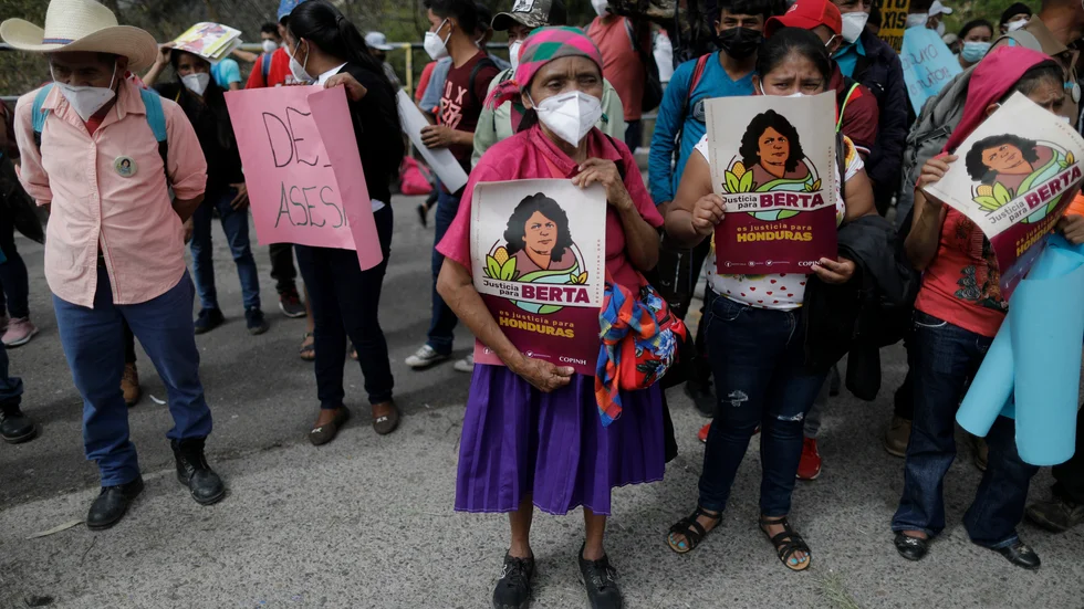 Aktivister håller upp affischer med texten "Rättvisa för Berta" under en manifestation utanför Honduras högsta domstol i Tegucigalpa den 6 april.