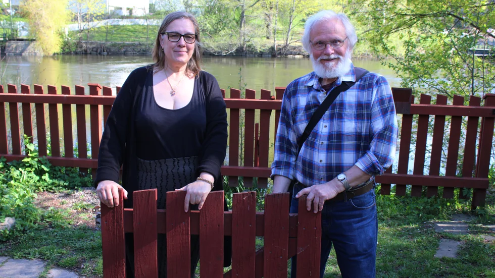 Pernilla Ahlin och Jan Persson i Brostugans örtagårdsförening har hakat av och lyft bort grinden, för att alla ska känna sig välkomna in.