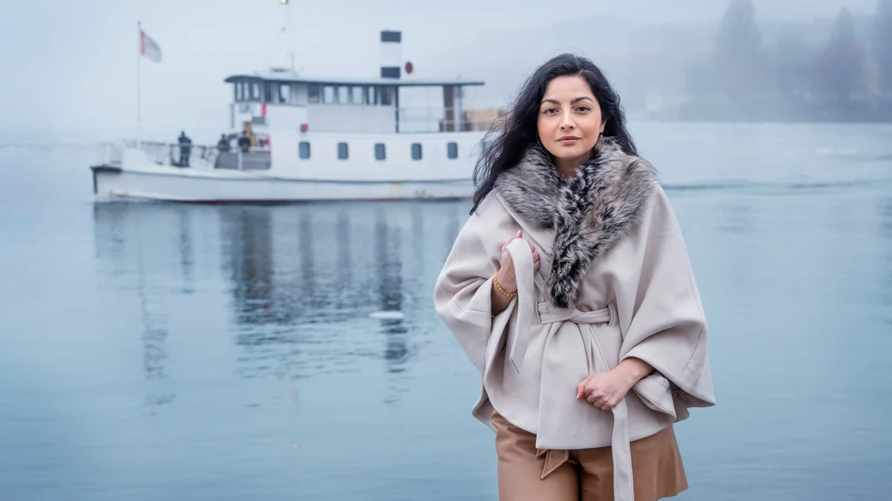I sin bok Vem har sagt något om kärlek? Att bryta sig fri från hedersförtryck beskriver Elaf Ali sin uppväxt. 