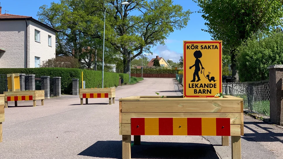 Blomlådorna får de boende själva köpa in eller bygga. 