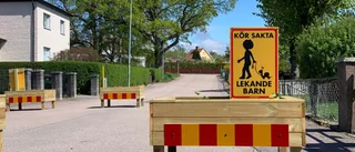 Blomlådor som farthinder – informera era barn om att gatan inte är en lekplats