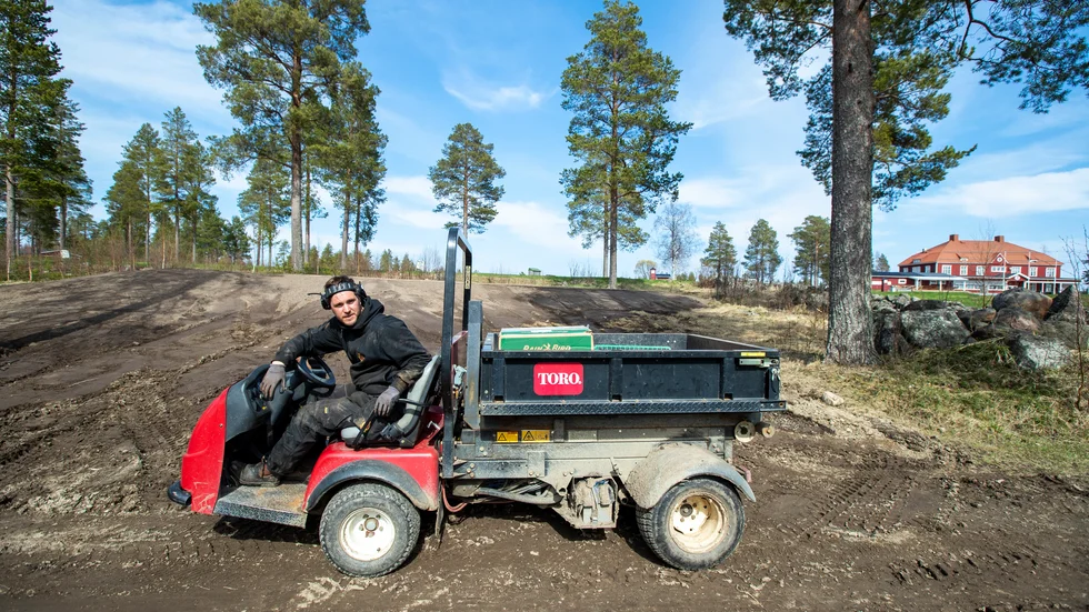 Greenkeepern Linus Bylund berättar att Renens tredje hål får tillbaka sin gamla utslagsplats. "Vi kommer att börja säsongen på gamla tee fram till den här är färdig. Allt beror på hur gräsfröna gror och så vidare."
