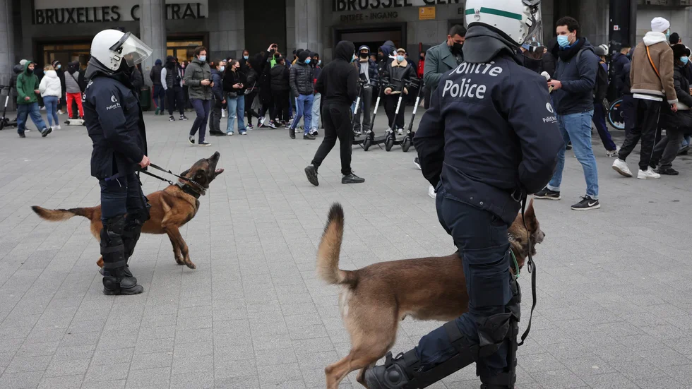 Belgisk polis under en insats i Bryssel tidigare i år. En intensiv jakt pågår nu efter en beväpnad högerextremist som hotat en av landets mest kända virusexperter. Arkivfoto.