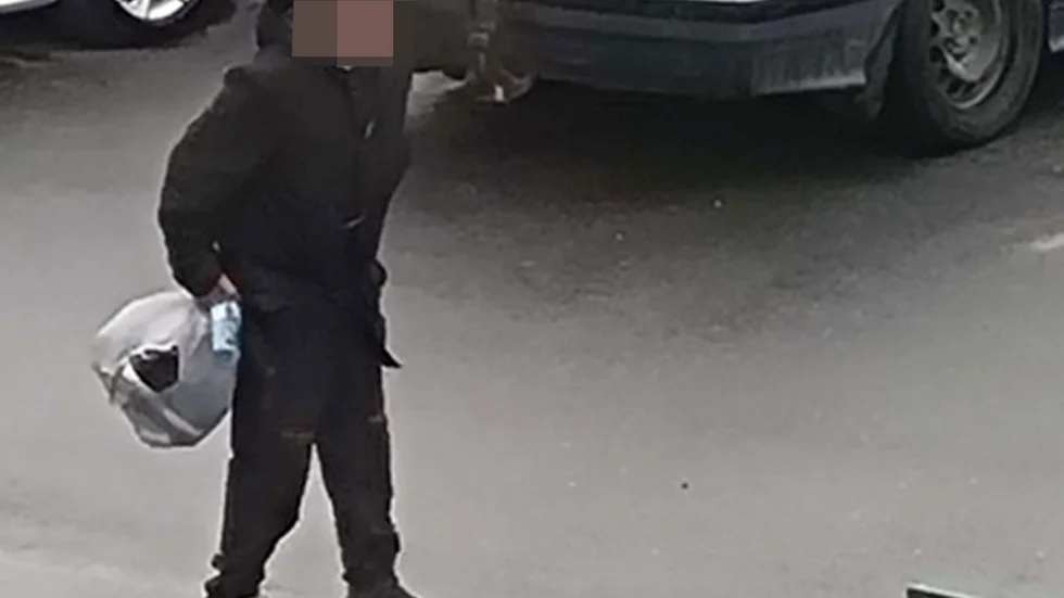 Återfallsförbrytaren fångad på bild. Ett vittne tog bilden när mannen tidigt på lördagsmorgonen gick omkring och slet i bildörrar på Torsgatan i Skellefteå. Nu sitter han häktad för bilstöld samt stöld av föremål från samma bil.