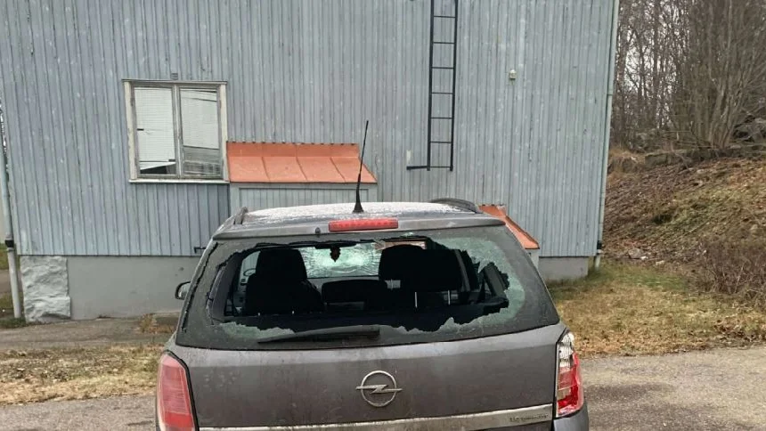 En tonåring från Älvkarleby kommun kastade stenar på två bilar och krossade bilrutorna. 