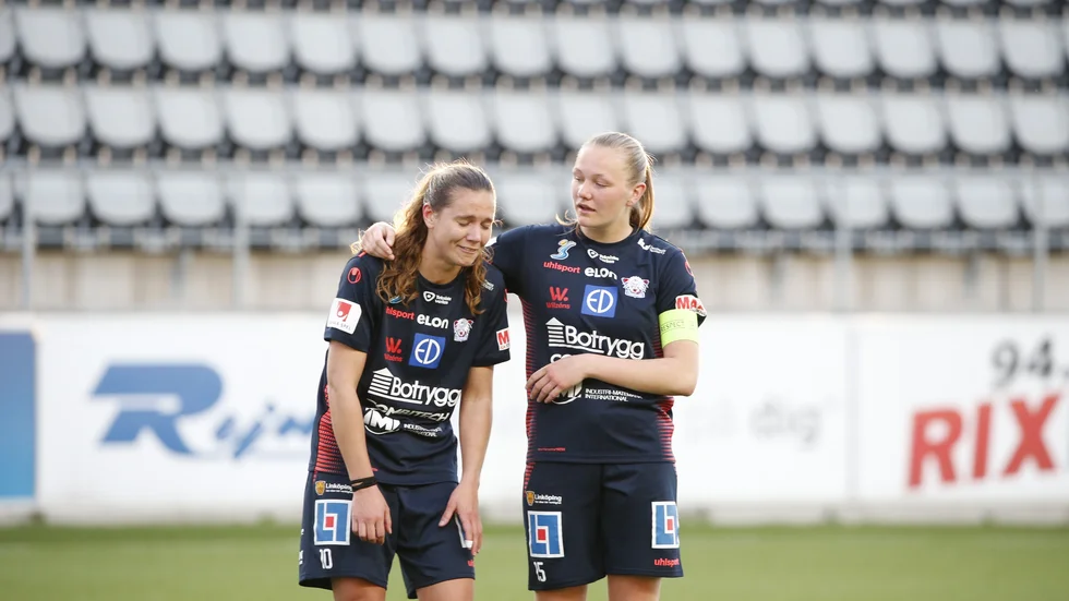 Emma Lennartsson och Frida Leonhardsen Maanum deppar efter 1-1 mot Kristianstad.