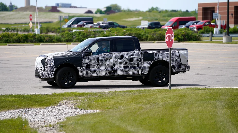 President Joe Biden bakom ratten i den nya elpickupen F-150 Lightning från Ford.
