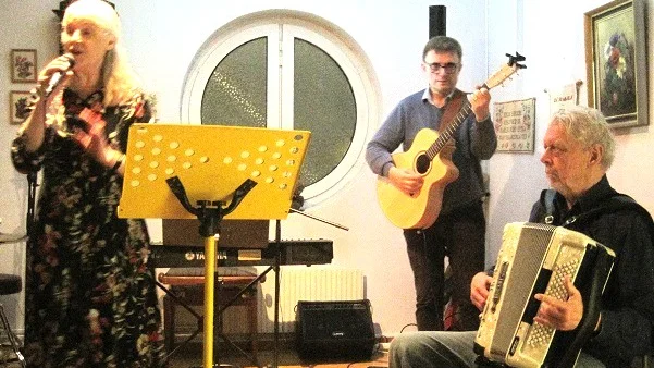 Christina Aasa Bygdell, Gösta Gustavsson och Ulf Birger  "Flu" Johnsson underhöll på SPF Åkerbäret Seniorernas pubafton.