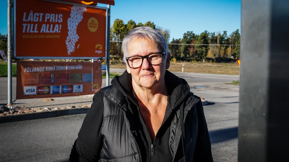 Bensinmackens slogan lyder "Lågt pris till alla!" Men just nu ligger bränslepriserna i Sverige på rekordhöga nivåer. Att därför välja bort bilen är dock inte ett alternativ för alla – speciellt inte landsbygdsborna. "Elbil har man inte råd med, och elen räcker i alla fall inte. Det är sjukt, alltihopa", säger Carina Gustavsson, 63 år, från Tensta.