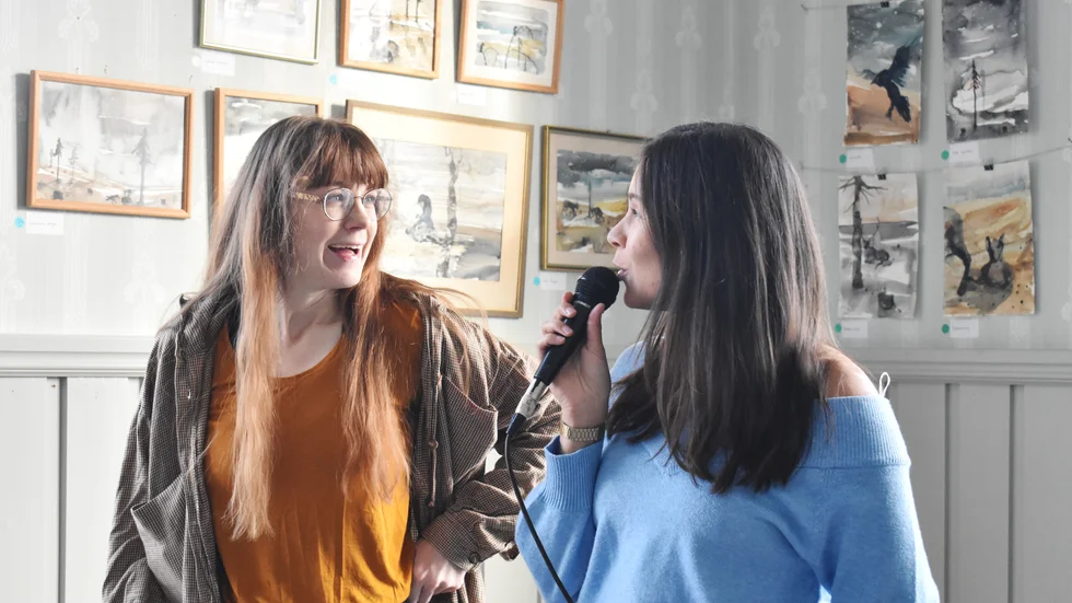 Konstnären Frida Stensmar, till vänster, och musikern Francesca Vincentie, till höger, samtalar om utställningen.