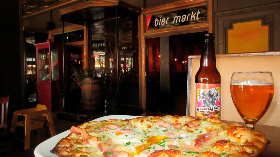Pizza och några starköl. Moderaternas partistyrelse ändra alkohollagen så att den som beställer hämtmat från restaurang samtidigt ska kunna köpa med sig alkohol hem.