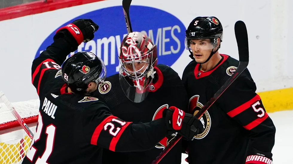 Ottawas målvakt Filip Gustavsson gratuleras av Nick Paul och Nick Holden efter segern mot Dallas.