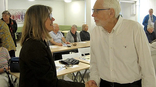 Vid SPF Seniorerna Norrbottens ordförandekonferens medverkade förbundet utvecklingsledare Åsa Österberg. Här avtackas hon av distriktsordförande Göran Johansson.