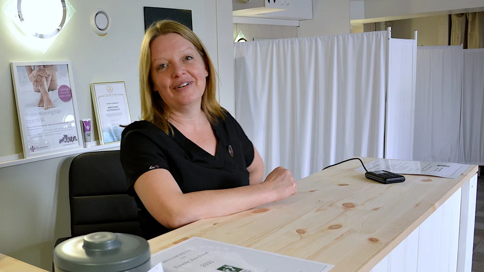 Yvonne Josefsson har utbildat sig till medicinsk fotvårdsterapeut och just slagit upp portarna till sitt företag, Vitala fötter, på Hamngatan i Västervik.