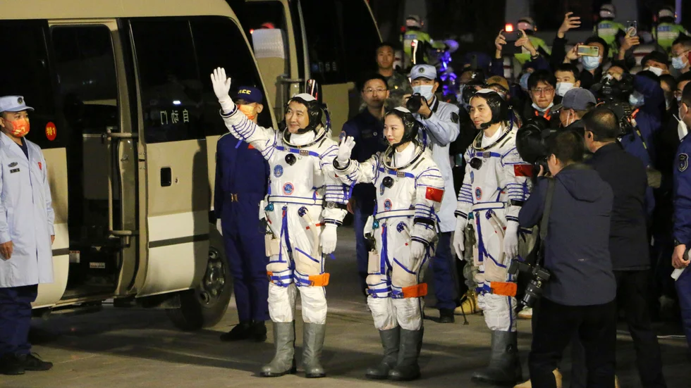 De tre kinesiska rymdfararna Zhai Zhigang, Wang Yaping och Ye Guangfu inför avfärden.