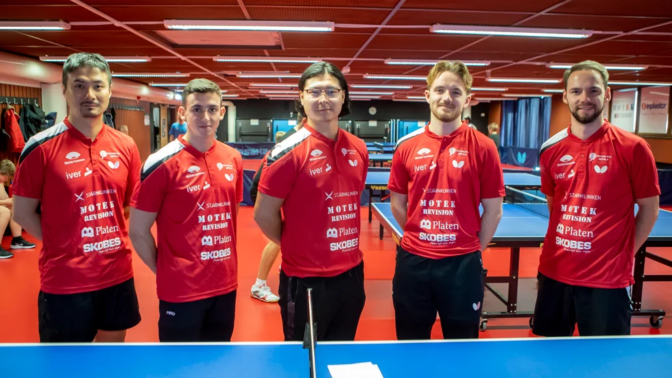 Jiang Changhong, Ángel Ayuso Serra, coachen Lee Larsson, Emil Bergström och Emil Andersson är ladade inför helgens hemmapremiär i superettan där Västers BTK ställs mot seriens två tippades topplag Lyckeby och Vetlanda. 