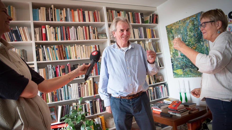 Henrik Celander skålar med sin fru Lena Andersson på Celanders förlag efter det att Abdulrazak Gurnah den 7 oktober i år tilldelades Nobelpriset i litteratur. Förlaget driver Henrik Celander från hemmet i Lund. Arkivbild.