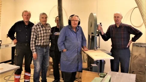 Uno Öhrling, Karl-Erik Larsson, Ville Hedman (skymd), Ove Henriksson, Ivan Andersson har intagit snickeriet. Saknas denna gång gör Marianne Larsson. 