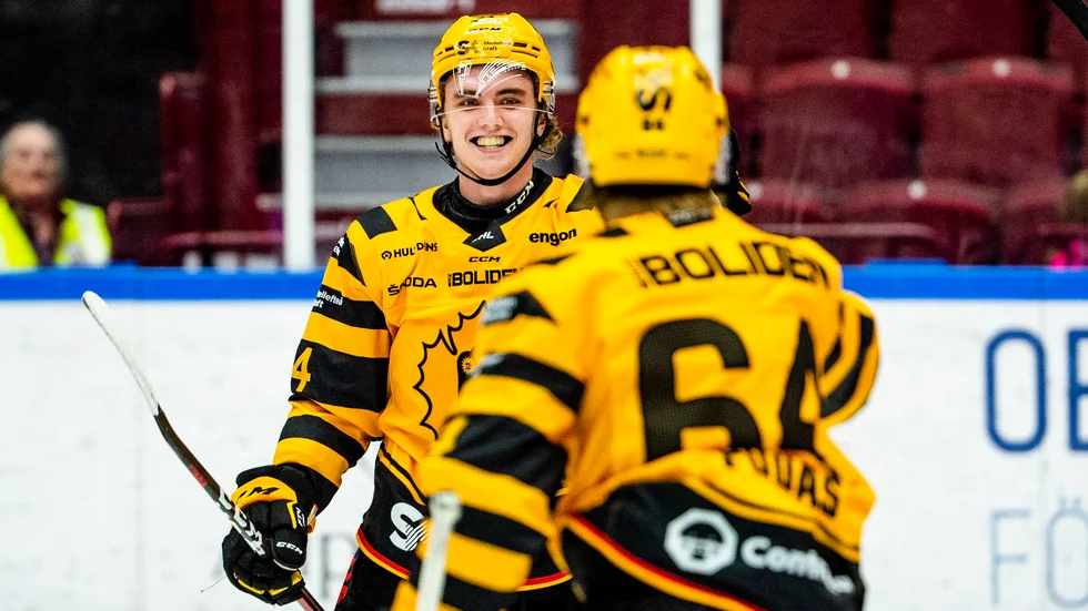 Elias Stenman jublar och är på väg att gratuleras av lagkamraten Jonathan Pudas efter målet som betydde 1–5 i AIK:s favör under tisdagskvällen.