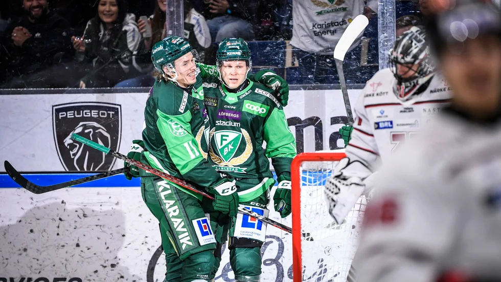 Färjestads Daniel Viksten jublar med Joakim Nygård efter sitt 2-1-mål under torsdagens ishockeymatch i SHL mellan Färjestad BK och Örebro HK i Löfbergs Arena.