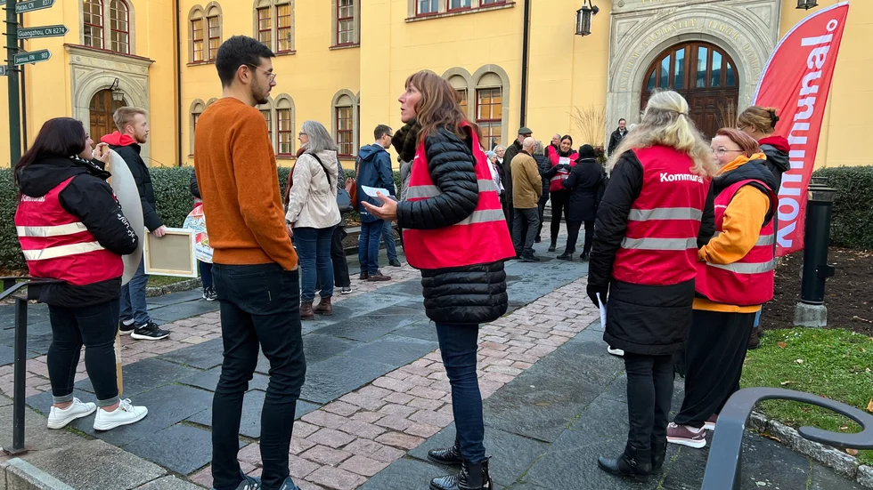 När Alliansens beslut om att upphandla hemtjänsten skulle debatteras under tisdagen, möttes ledamöterna av demonstranter utanför Linköpings stadshus. Elias Aguirre (S) passade på att prata med några av demonstranterna.