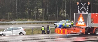 Bilist körde in i mitträcket norr om Lästringe – trafikstörningar på E4 