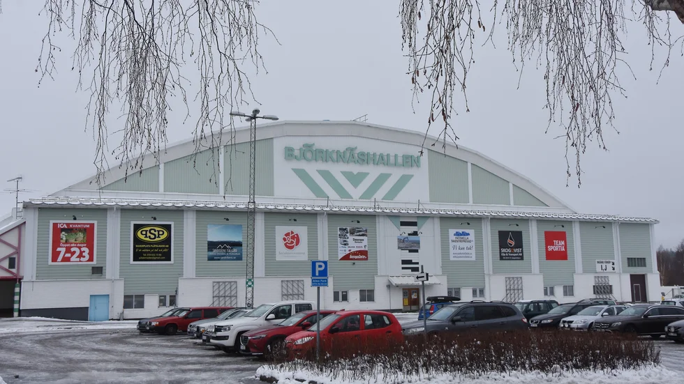 Alternativ 2 innebär en om- och tillbyggnad av ishallen. Gym och kansli behålls, utan åtgärd.