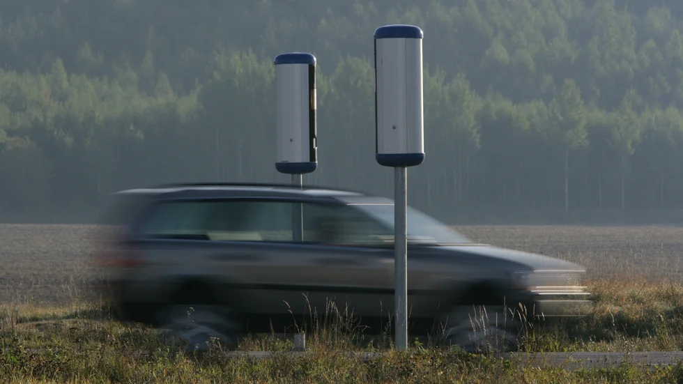 Polisen uppskattar att kvinnan höll en hastighet av 80–120 kilometer i timmen under vansinnesfärden. Trots att landsvägen var smal, slingrig och grusad, saktade hon aldrig in – inte ens när hon mötte fotgängare på vägen.