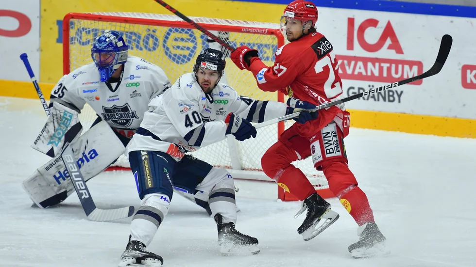 Almtunas Viktor Hertzberg tar sig in framför Karlskogamålet men gästerna lyckas hålla emot den här gången. Efter matchen tog tränaren Mattias Zackrisson på sig förlusten.
