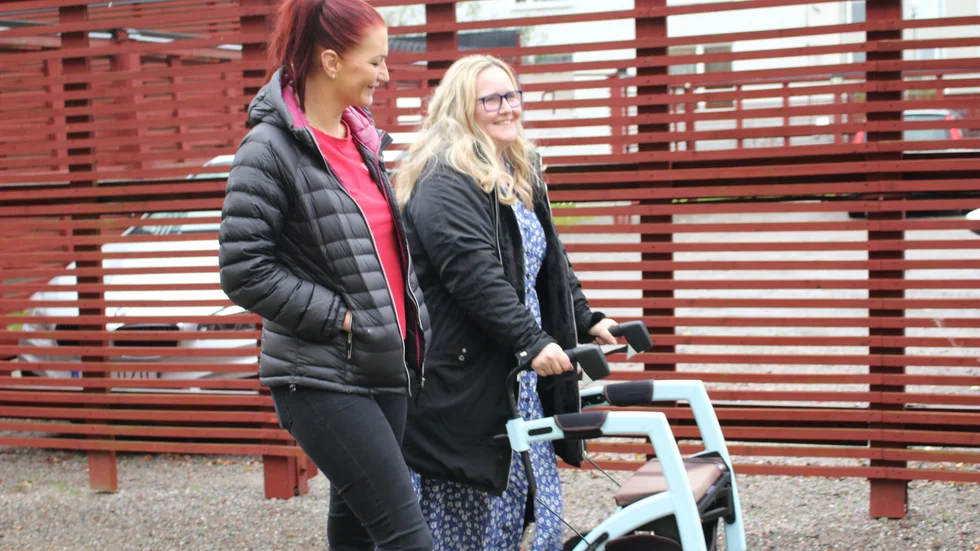 När smärtan är nere på lägre nivåer kan Angelica Hasth och hennes hemtjänstassistent Jessica Bjur gå på promenader.