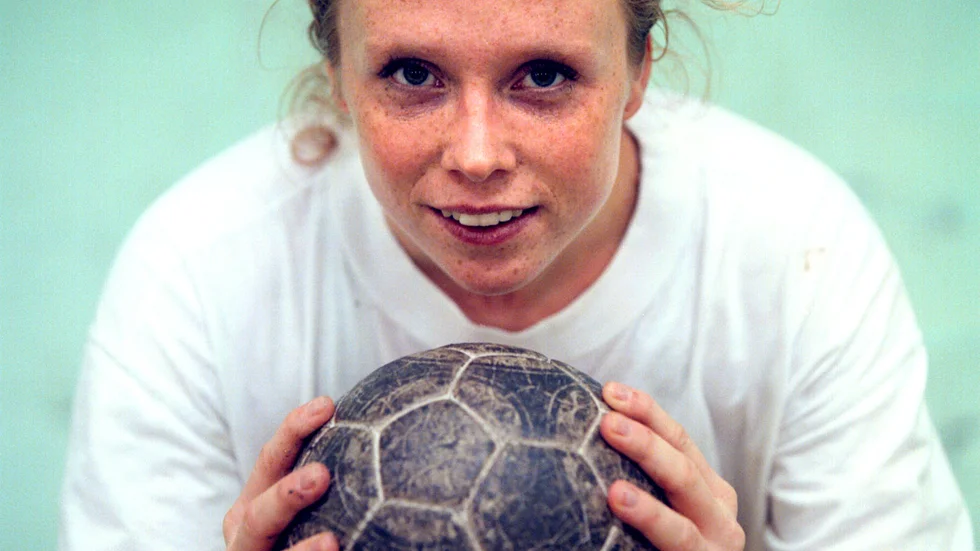 Malin Därth, tidigare Karlsson, var den första VHF-fostrade spelaren att spela i landslaget. Nästan på dagen 21 år efter att hon gjorde sin 78e och sista landskamp gladdes hon över att få se Nina Koppang bli den tredje VHF-tjejen att få dra på sig landslagsdräkten. 