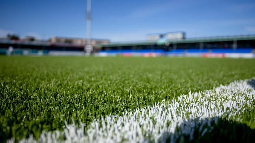 EU diskuterar ett förbud mot SBR-gummi, de små, svarta gummikornen som används som ifyllnadsmaterial i konstgräsplaner. Ett förbud skulle slå hårt mot fotbollen som folksport.