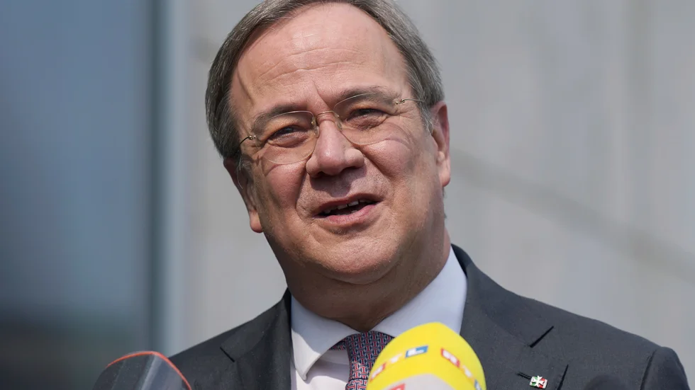 CDU-ledaren Armin Laschet möter ett pressuppbåd utanför partiets högkvarter i Berlin.