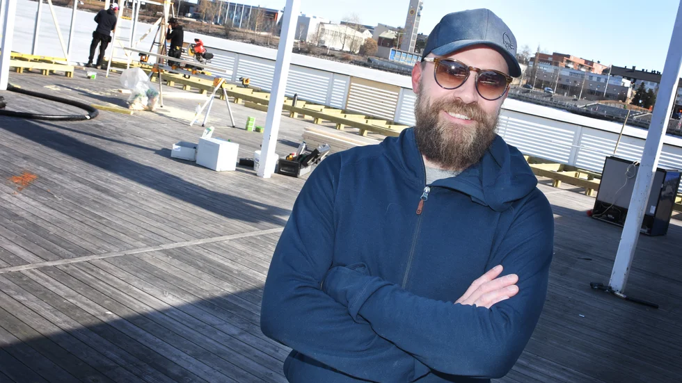 Krögaren Fredrik Sidevärn och hans bolag väntar på stöd från Tillväxtverket i storleksordningen 1,7 miljoner kronor. Han är kritisk till hela förfarandet kring korttidsstödet, inte minst handläggningstiderna och hur regelverket tillämpas.