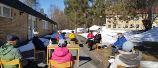 Styrelsemöte under solen        