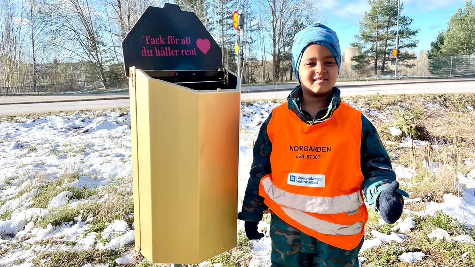 Raiy, fem år, tycker att den nya papperskorgen är fin. 