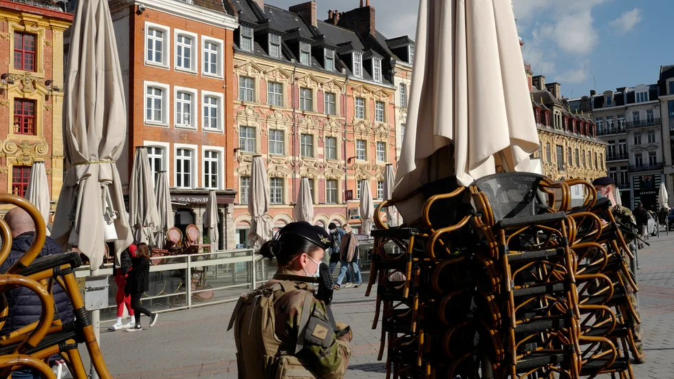 Staplar av stolar utanför ett café i Lille i Frankrike. Arkivbild.