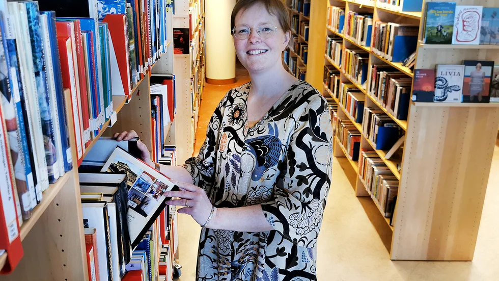 På ett år läser Anna Blomgren hundra böcker. Hon har ingen favoritgenre i sin läsning, men det som sticker ut är romaner skrivna av kvinnor.