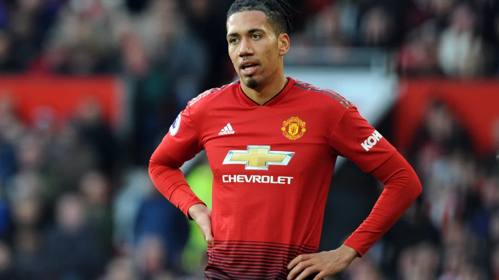 Chris Smalling, här i sin gamla klubb Manchester Uniteds tröja, berättar att han blev rånad i sitt hem. Arkivbild.