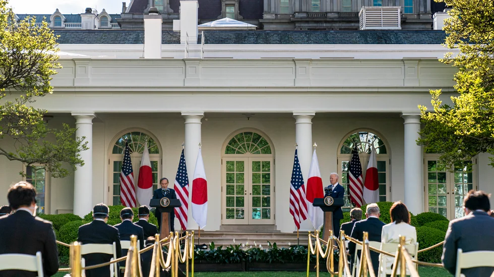 Japans premiärminister Yoshihide Suga och USA:s president Joe Biden håller presskonferens.
