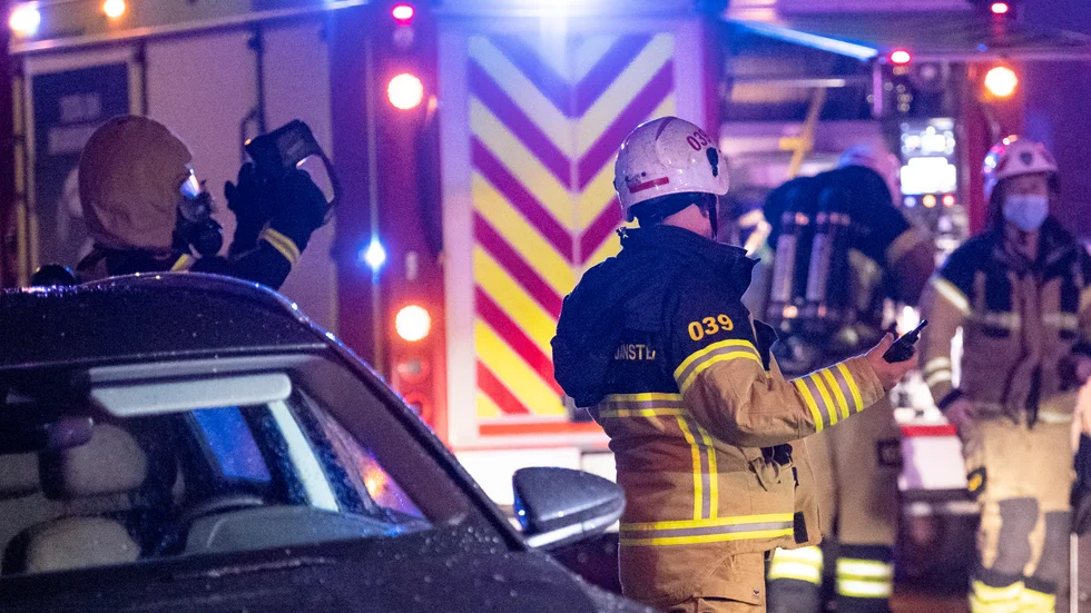 En person har förts till sjukhus med okända skador efter en villabrand i Järfälla kommun.