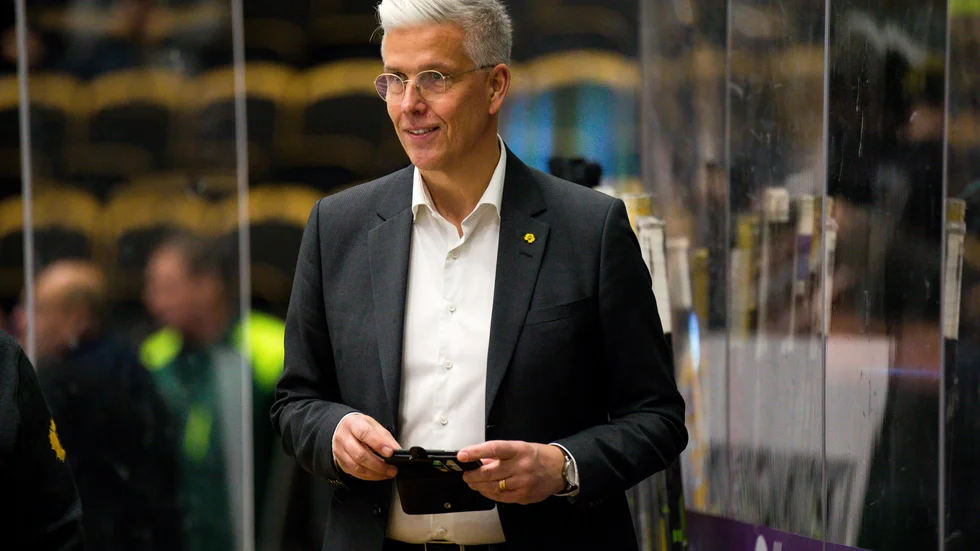 Pea Israelsson håller koll på den Hockeyallsvenska finalen, där Timrå spelar mot Löven.