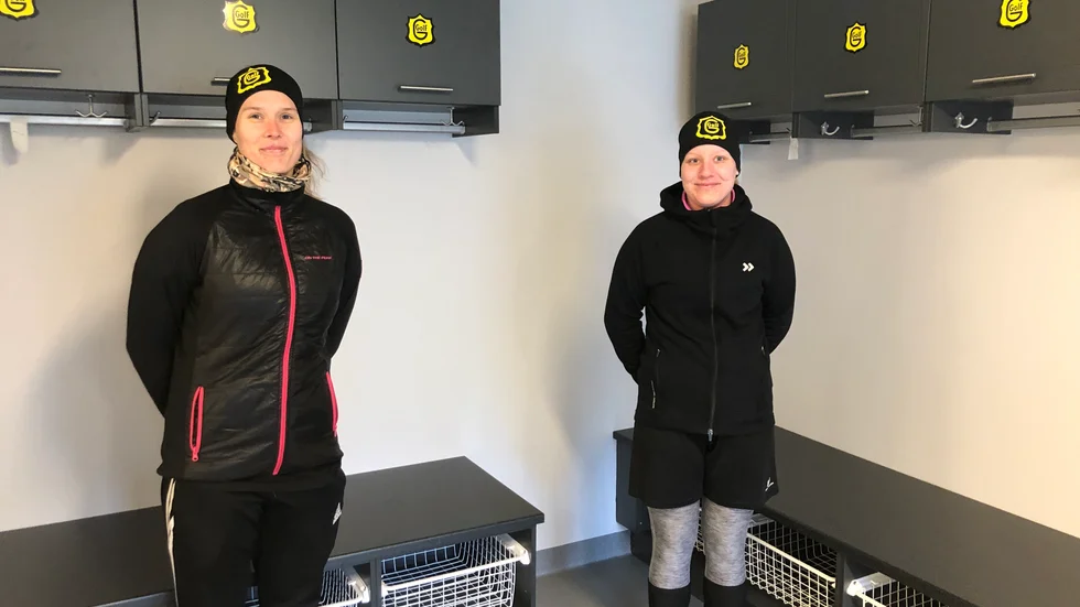 Ellinor Kronsell och Linnea Kratz fick välja sina platser först i Gullringens nya omklädningsrum. 