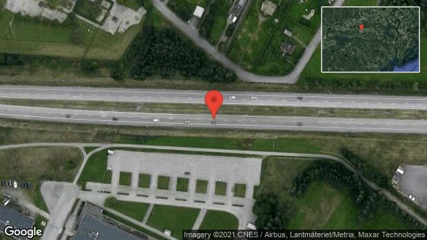 Personbil stillastående på E20