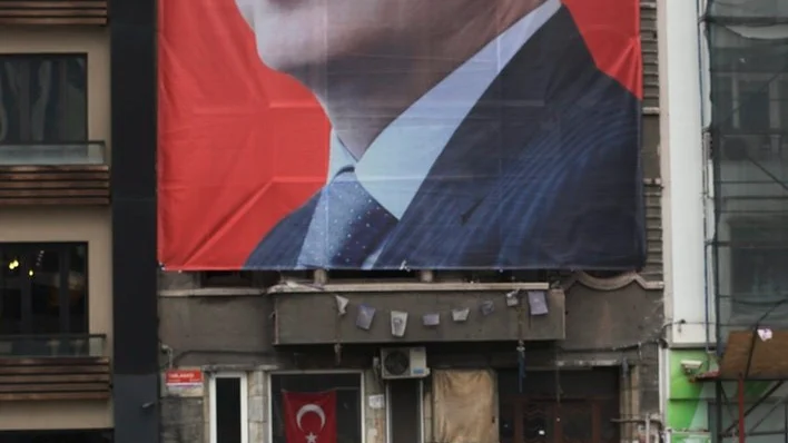 Turkiets president Erdogan använder sin redan stora makt till att tysta press och förfölja oliktänkande – och han vill göra sig själv ännu mäktigare.