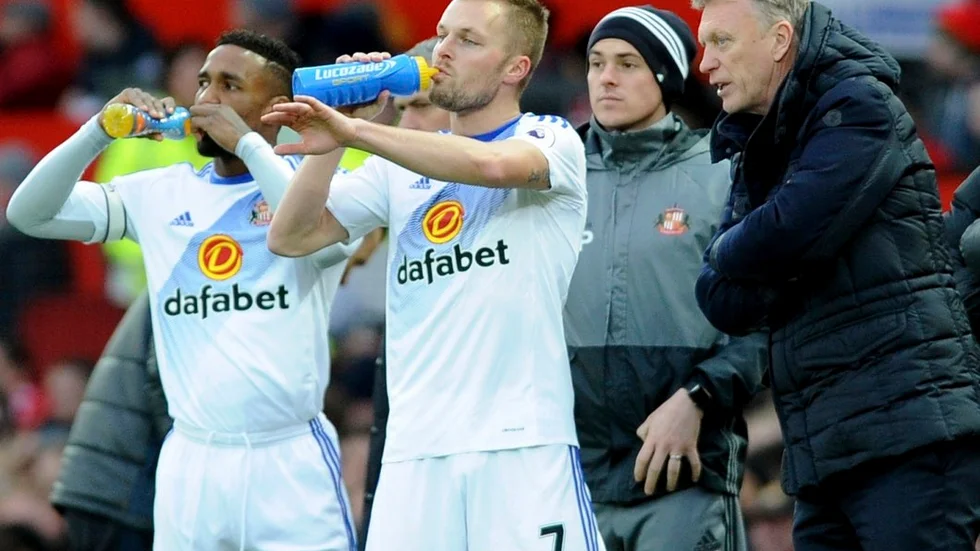 Sunderlands Sebastian Larsson är tillbaka i det svenska landslaget, samtidigt som han, klubbkompisen Jermain Defoe och managern David Moyes har en tuff tid i Premier League där laget kämpar för att hänga kvar.